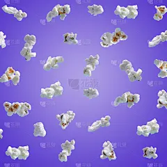 紫色背景上分离出的爆米花。落爆米花或飞爆米花。特写镜头