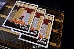 这次和LV合作了三张关于旅行箱的画，最后再由优秀的画师手绘到旅行箱上，在上海的外滩源进行展示。很喜欢这些不同收纳功能的箱子，希望未来可以定制一个属于自己放画材的箱子。 ​​​​