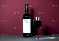 一杯红酒，以勃艮第为背景。光线的发挥增强和吸引注意力。时尚的广告。适合为葡萄酒餐厅做广告。横幅。副本
