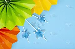 横幅上有鲜花和明亮的纸装饰。孩子们的节日。节日证书，贺卡