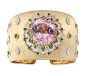 Buccellati 的新一季高级珠宝刚刚在意大利时装品牌 Giambattista Valli 的巴黎时装周秀场上亮相，新作延续「Tulle」镂空和「Rigato」拉丝工艺，来模仿蕾丝、丝缎的面料质感，并镶嵌巴洛克珍珠、彩宝和钻石，与 Giambattista Valli 时装设计中的亮片、羽毛与珠饰相辉映。

Giambattista Valli 本季的设计灵感来源于自然花卉，通过印花、刺绣等不同方式来呈现。Buccellati 同样以花朵图腾为主要元素，镶嵌大颗粒的紫锂辉石、粉色碧玺、海蓝宝石、巴洛