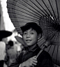 打伞的少年。