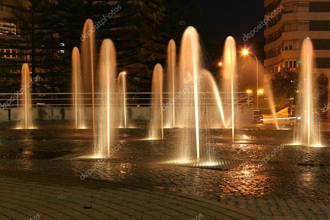在晚上的美丽的倍数喷泉