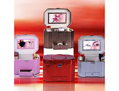 莎士丹

位置：一期1C004
品类：家居饰品
风格：现代
品牌简介
　　莎士丹国际（香港）有限公司成立于1998年。连锁经营模式，成立时尚收纳用品研发中心，拥有意大利设计师领衔的专业研发团队，并与欧美多家品牌公司10多年合作开发。涵盖时尚收纳：首饰盒 手表盒 化妆盒等；居家收纳：纸巾盒 遥控器盒 垃圾桶 斗柜钱包等；个人收纳：名片包 钱包 化妆镜 旅行背包 洗漱包等；办公收纳：桌面文具 文件夹 文件柜 书报架等。
