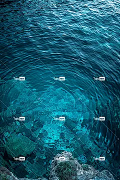 俯视深蓝色的湖水，蕾丝般的涟漪轻轻滴在水面上海报