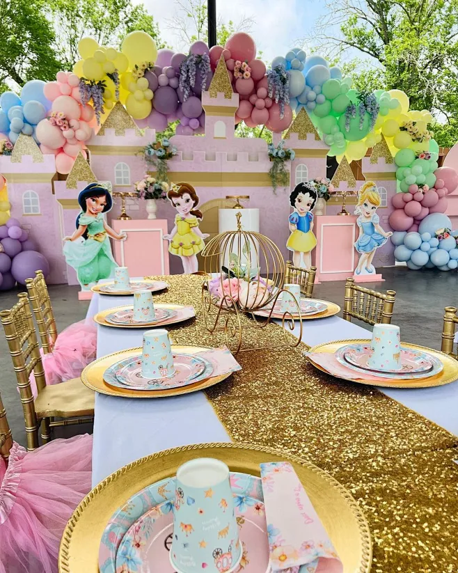 a table set up for a princess birthday party-花瓣网