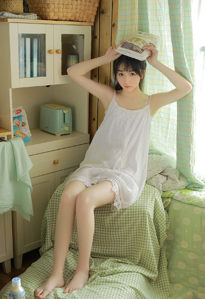 美女明星刘允夕吊带睡衣美腿写真[2/9]...