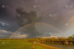 自然湖上空乌云密布，积云暗红灰相间