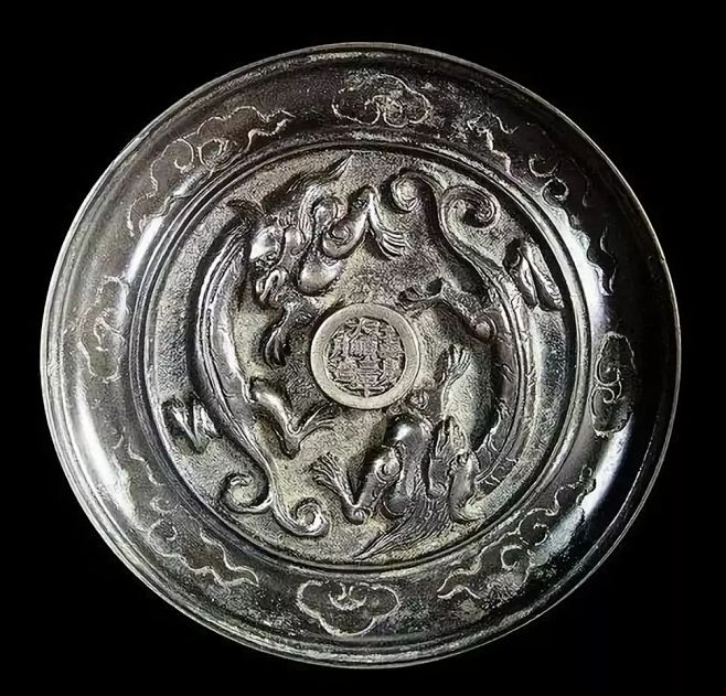 涨姿势，25种中国传统纹样图鉴_云雷纹 : 中国青铜器上的装饰。 又称“蛇纹”。 青铜器纹饰之一，龙形巨首有两角，双目圆睁，身似蛇形，有鳞纹 ...