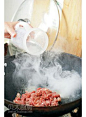 [炒牛肉嫩的做法]

牛肉切好后用水淀粉或蛋清腌一下。烧热炒锅，锅底无须放太多油，

油温烧至五成热时将牛肉倒入锅中， 这时往锅中加入少许水立刻盖上锅盖， 不要翻炒牛肉，大约三分钟左右（凭经验和感觉掌握时间），打开锅盖，用铲子把牛肉炒散，加入调料。

这样炒出的牛肉非常嫩口。
