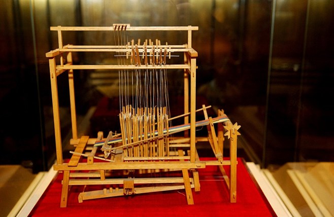 中华世纪坛非物质文化遗产－提花织锦机