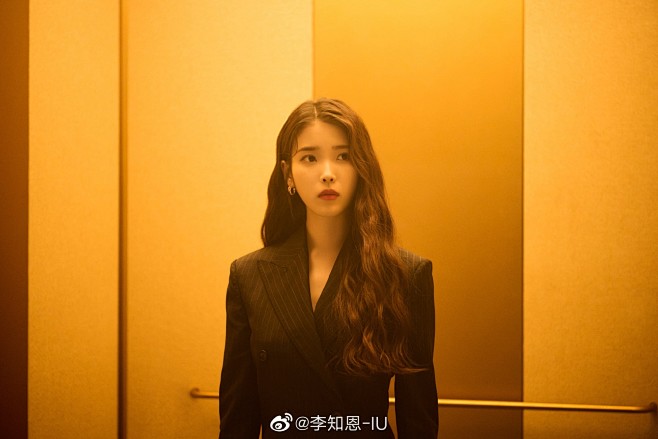 李知恩-IU
KAKAO WEBTOON...