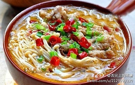 【酸辣肥牛金针菇】1.金针菇洗干净，焯一...