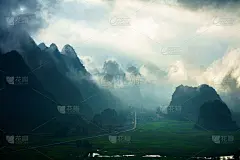 越南风景与山和低云清晨在中庆，曹邦，越南