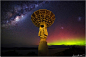 衛星接收站和南天星空 影像提供與版權: James Garlick
說明: 這幅攝於地球．澳洲．塔斯馬尼亞省(Tasmanian)．Hobart港都郊區的清朗夜空景象，捕捉到七彩的南極光。 在這幅如同夢境的夜景裡，中央聳立著被鄰近都市燈火照亮的Tasmanian地球資源衛星接收站。 這座接收站，曾用來接收美國航太總署MODIS和SeaWiFS等地球觀測衛星的數據，後來在2011年除役，並在今年4月30日拍照後不久被拆除。 不過，拍照時所見的銀河突核和二個明亮的衛星星系(大、小麥哲倫星系)，則仍然在南天星空