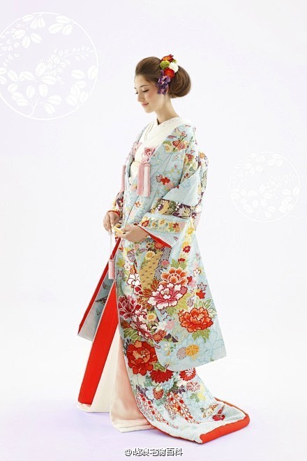 白无垢和色打褂是标准的日本和服，相当于结...
