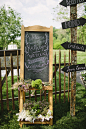黑板元素的迎宾牌和指示牌组合，户外婚礼的好选择。
