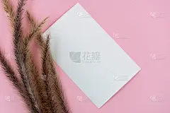 俯视图的空白纸页上的粉红色背景办公桌和不同的物体。最小平铺风格