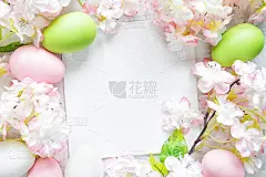 装饰着鲜花和复活节彩蛋的复活节框架