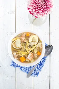 自制饺子汤配鸡肉和蔬菜