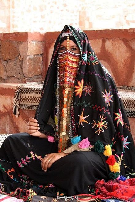北非沙漠中的游牧民族，蒙面的贝都因妇女