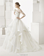 Rosa Clara 2014婚纱系列，以纤尘不染的纯白色为主，营造出婚纱纯洁浪漫的基调。