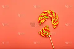焦糖碎成碎片在粉红色的背景，顶视图与复制空间。
