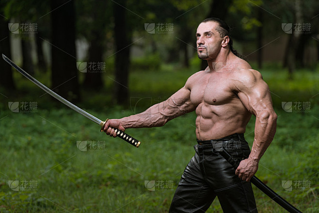 拿着武士刀的壮汉