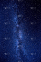 山上的夜空。银河系。头顶上有数百万颗星星。穿越阿尔泰山脉
