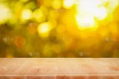 木桌面在闪光的散景黄金背景-可以用来展示或蒙太奇您的产品