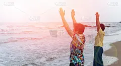 亚洲快乐老年妇女家庭锻炼瑜伽在日落夏季海滩。老年人健康生活方式的保健理念。
