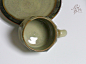 【器世界】日式茶具#日本大师龟田味乐 正品高取烧陶瓷咖啡杯#纯手工 收藏品--陶杯的质朴，与瓷杯的圆润，分别标志不同的咖啡态度。陶杯质感浑厚，适合深度烘焙且口感浓郁的咖啡。瓷杯：最为常见，能恰好的诠释咖啡的细致香醇。其中，用高级瓷土，混合动物骨粉烧制成的骨瓷咖啡杯，质地轻盈、色泽柔和，密度高，保温性好，可以使咖啡在杯中更慢的降低温度，是最能表现出咖啡风味的绝妙选择