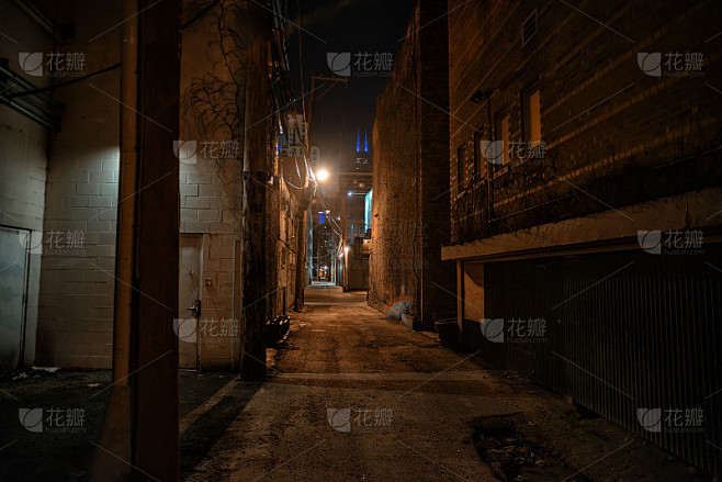 夜晚黑暗而诡异的城市小巷
