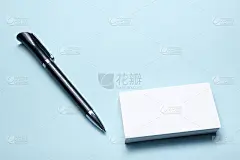 商务名片空白在办公桌上。企业文具品牌模拟