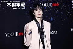 王一博超话 回味一下酷枇杷之夜的雅痞风淡粉西装和兰芝站台的轻熟系宝蓝西装，两种风格都稳稳驾驭贵气逼人美貌惊人，王一博可塑性好强一男的王一博王一宝王椰啵王一啵wyb wb web w1b@UNIQ-王-3