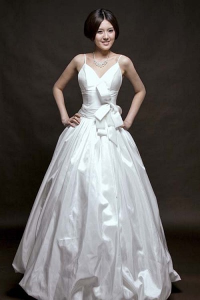 2011年新版韩版婚纱吊带缎面白色蓬蓬裙...