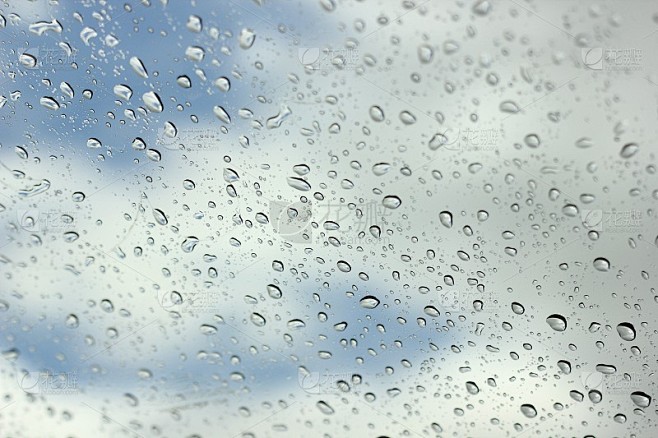 水雨滴滴在玻璃背景上。雨点落在窗户上。