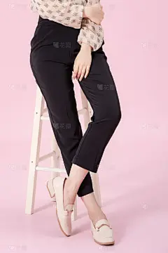 服饰系列写实方头低跟黑色粉色双色女士皮鞋上身穿搭展示