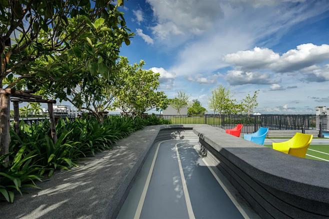 曼谷屋顶体育公园，冷暖色调暗示不同运动强...
