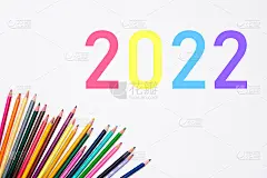 2022学年，一堆彩色铅笔被隔离在白色的背景上。横幅。学前儿童、儿童和成人的创造性发展和教育。艺术文