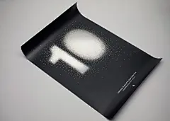 苹果公司Apple Online Store上线十周年纪念海报，黑色背景，用3650个白色光标绘成阿拉伯数字10，代表十周年。采用光标作为元素，表示苹果在线商店持续活跃了3650天。#海报# #字体# #排版#