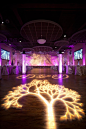 16组浪漫婚礼灯光设计，新人们在神奇的光影效果中仿佛走入了有魔力的童话世界。_婚礼布置_婚礼时光－关注婚礼的一切，分享最美好的时光。