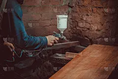 画家大师在工厂用喷枪喷涂工业木材。软的焦点。浅景深。
