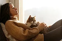 点击来源直接获取大图文件 |年轻女子抱着绿眼西伯利亚猫的肖像