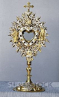 工艺品｜Monstrance。
圣体光，也称圣体发光、圣体皓光、圣体光座或圣体显供架，是天主教、旧天主教、圣公宗和信义宗等宗派在一些宗教仪式上面使用的一种祭具，通常为镀金银制品，正中开有一个透明的小窗，用于嵌入圣体，四周呈放射性线条，以表现出“圣体发光”的主题。
图源：Pinterest。
#艺术哲人# ​​​​...展开全文c