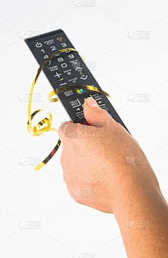 手握遥控器，白色背景，特写