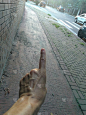 用手指着街道