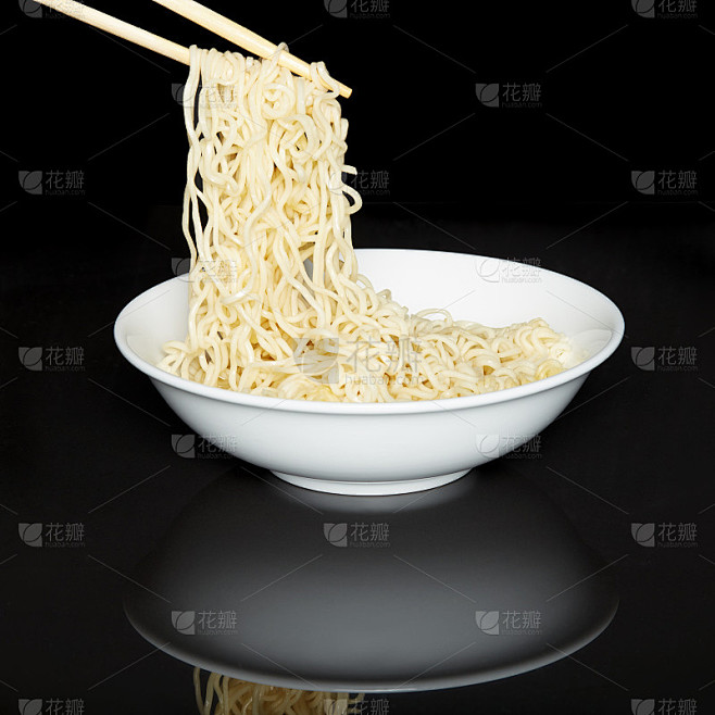 面条用筷子放在碗里