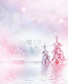 冰雪覆盖的冬季森林。