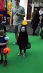 一个台湾小朋友在万圣节神还原无脸男，简直太酷炫，其他小朋友都不敢和他玩了#莫名的喜感# L秒拍视频